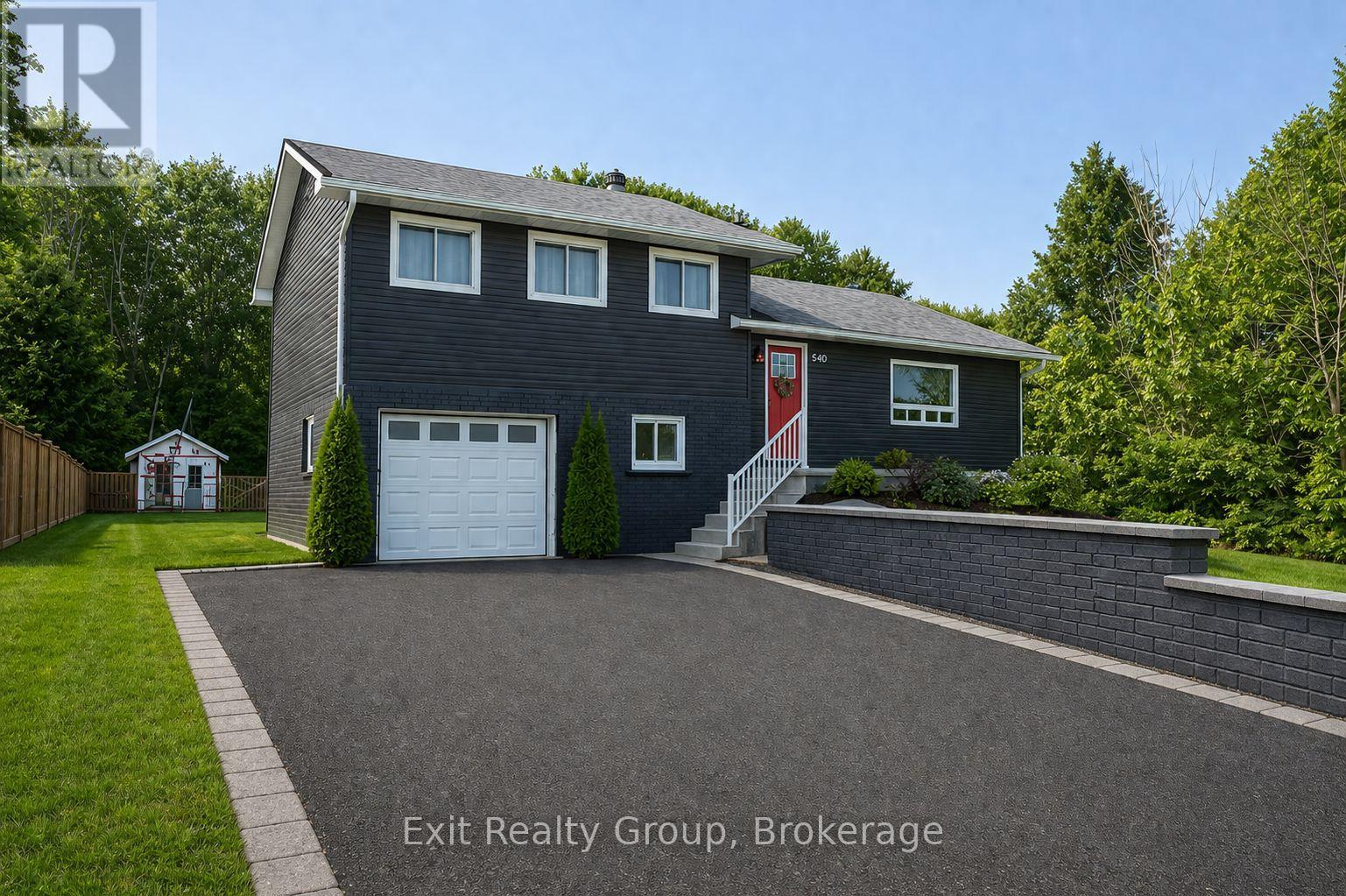640 VICTORIA STREET N - 1
