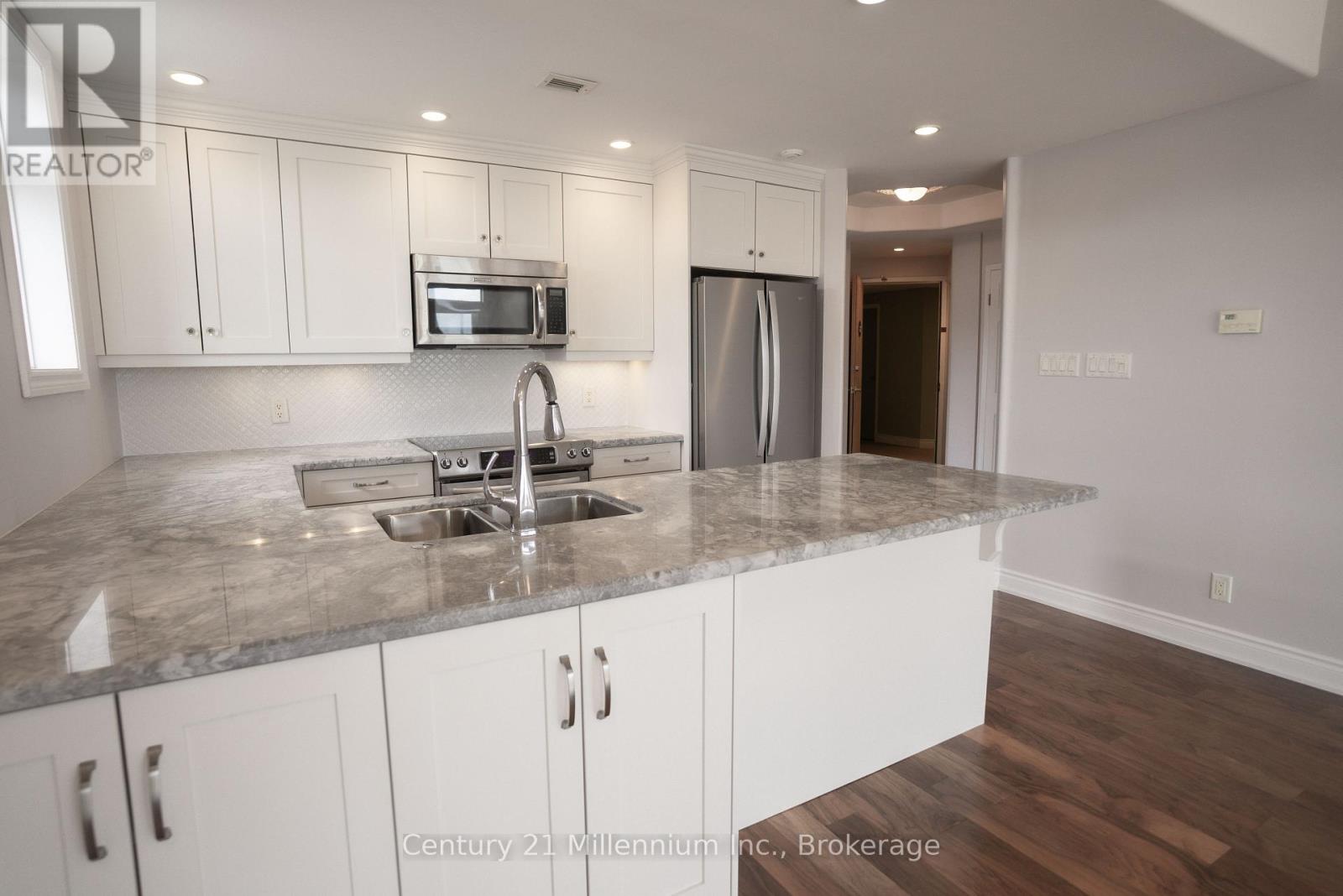 #407 10 BAY STREET E - 10