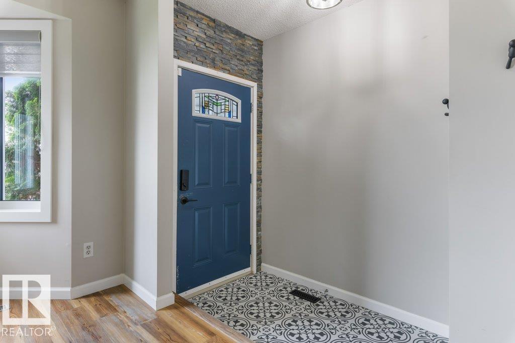 4239 30 AV NW - photo 2