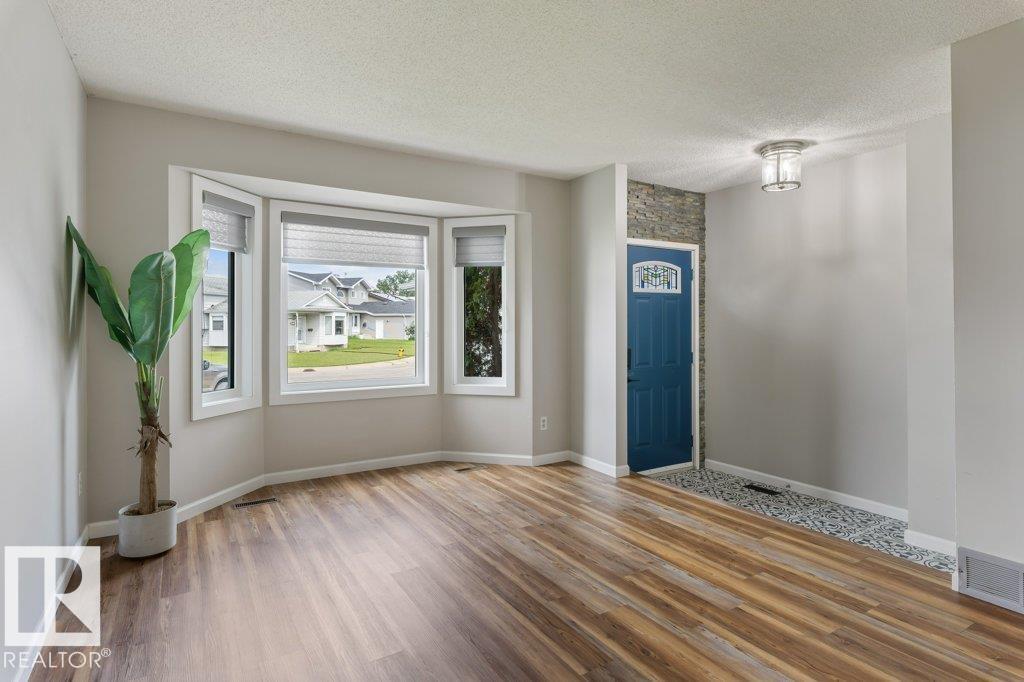 4239 30 AV NW - photo 3