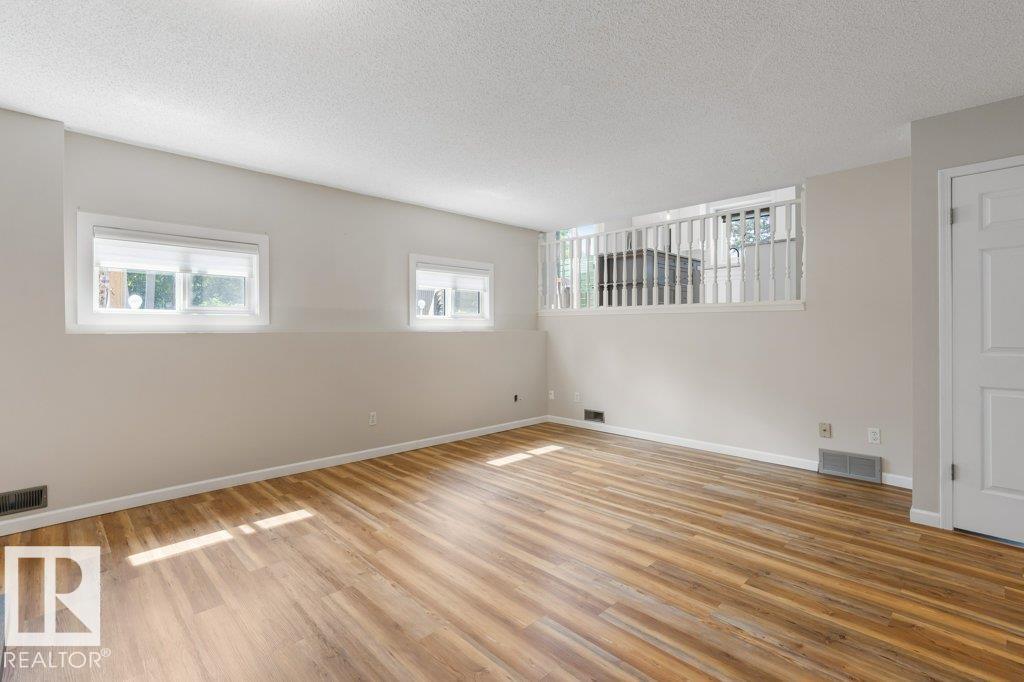 4239 30 AV NW — photo 31