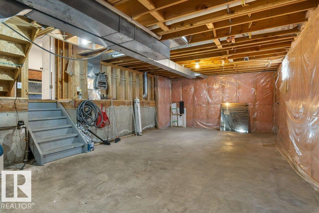 4239 30 AV NW — photo 40