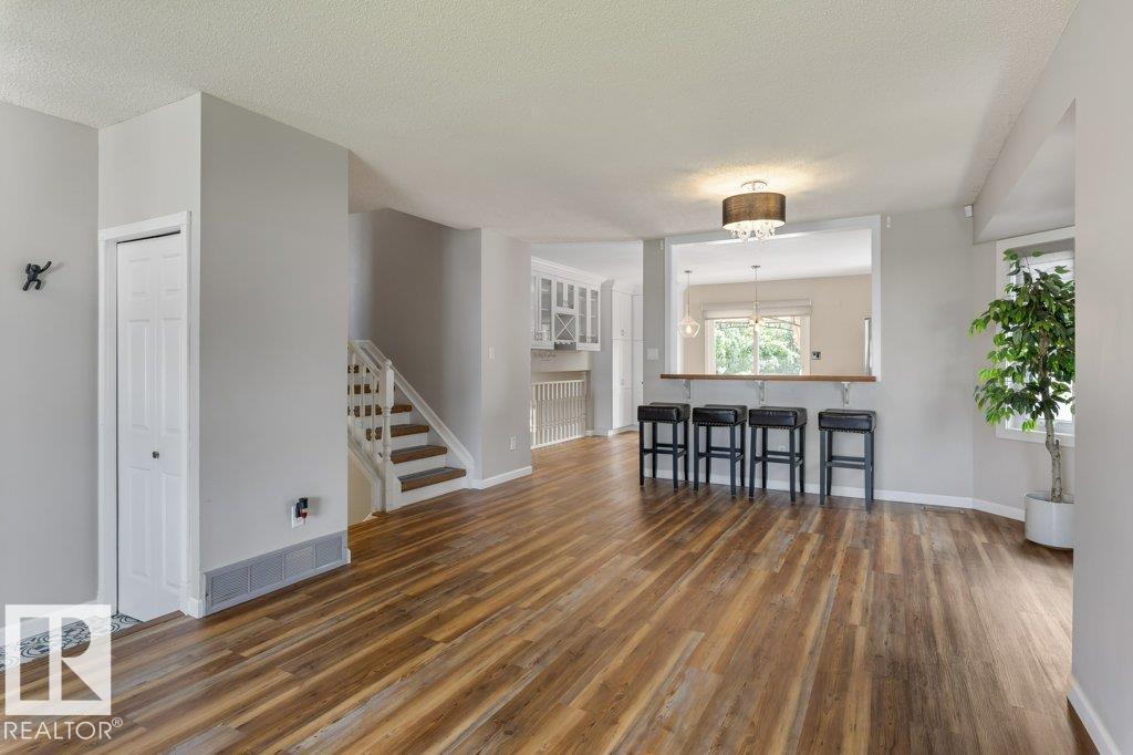 4239 30 AV NW — photo 6