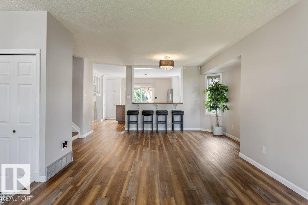 4239 30 AV NW — photo 8