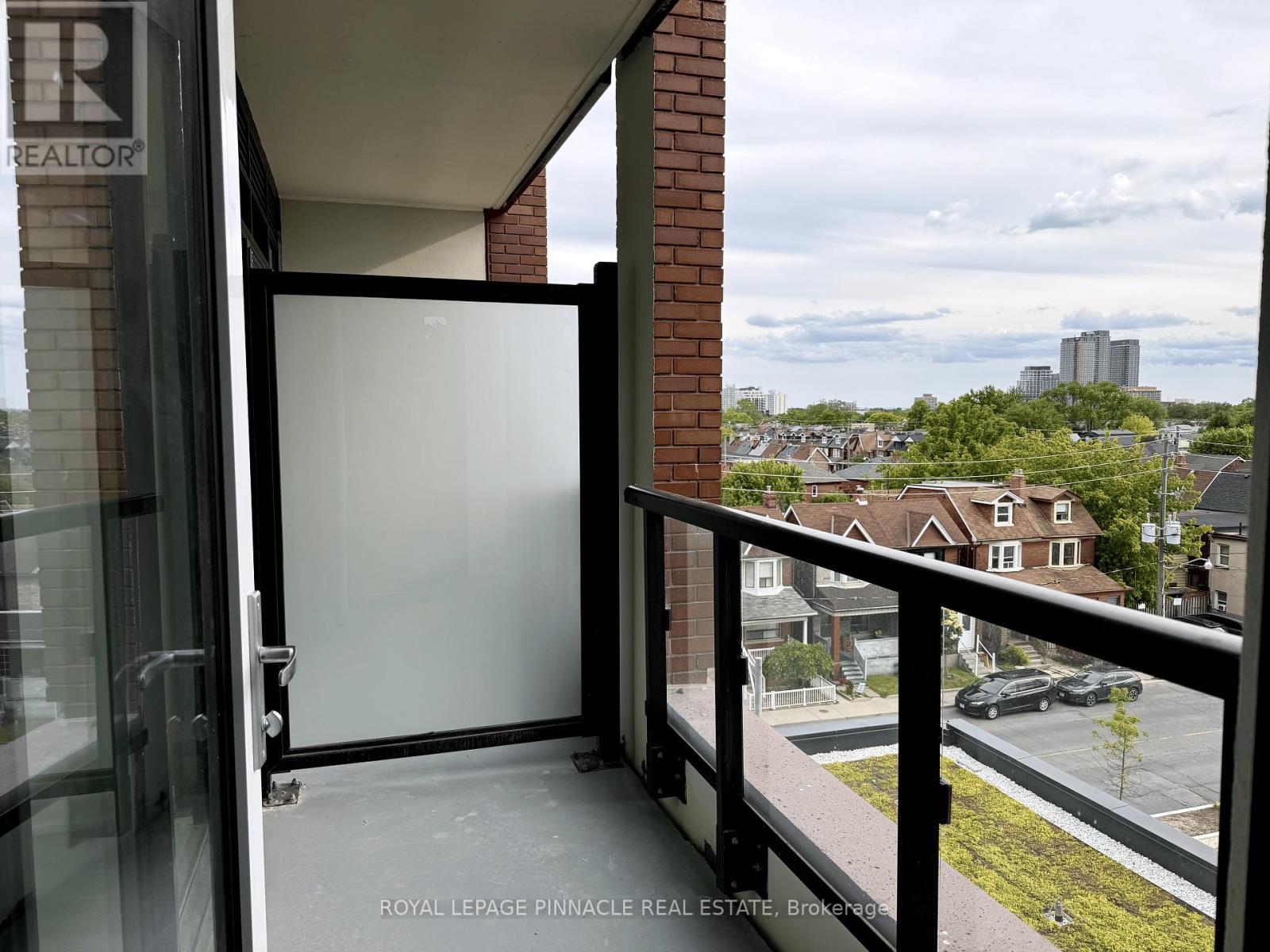 #444 858 DUPONT STREET - 11