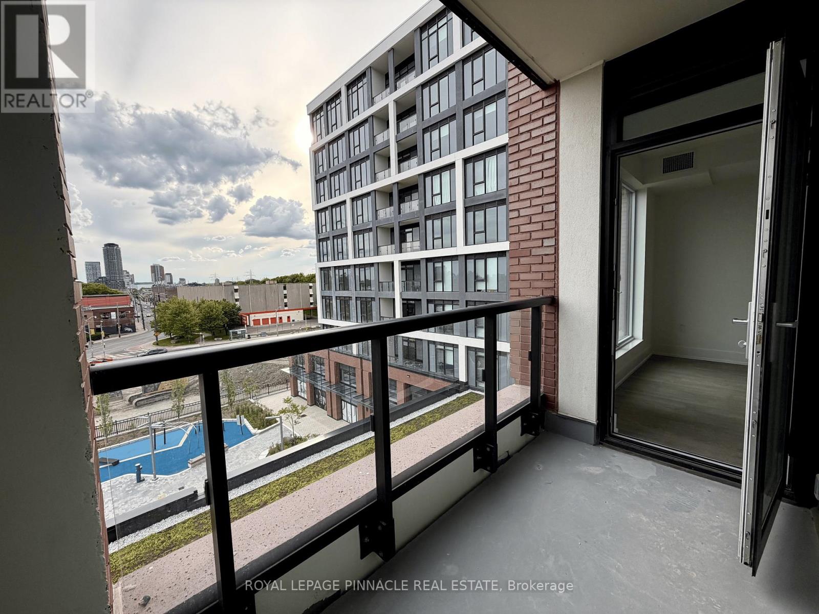 #444 858 DUPONT STREET - 12