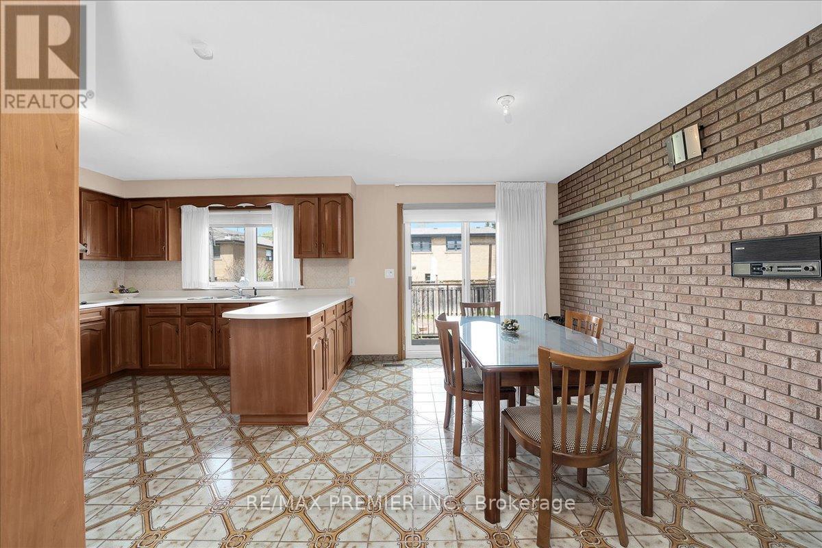 100 HALLSPORT CRESCENT - 12