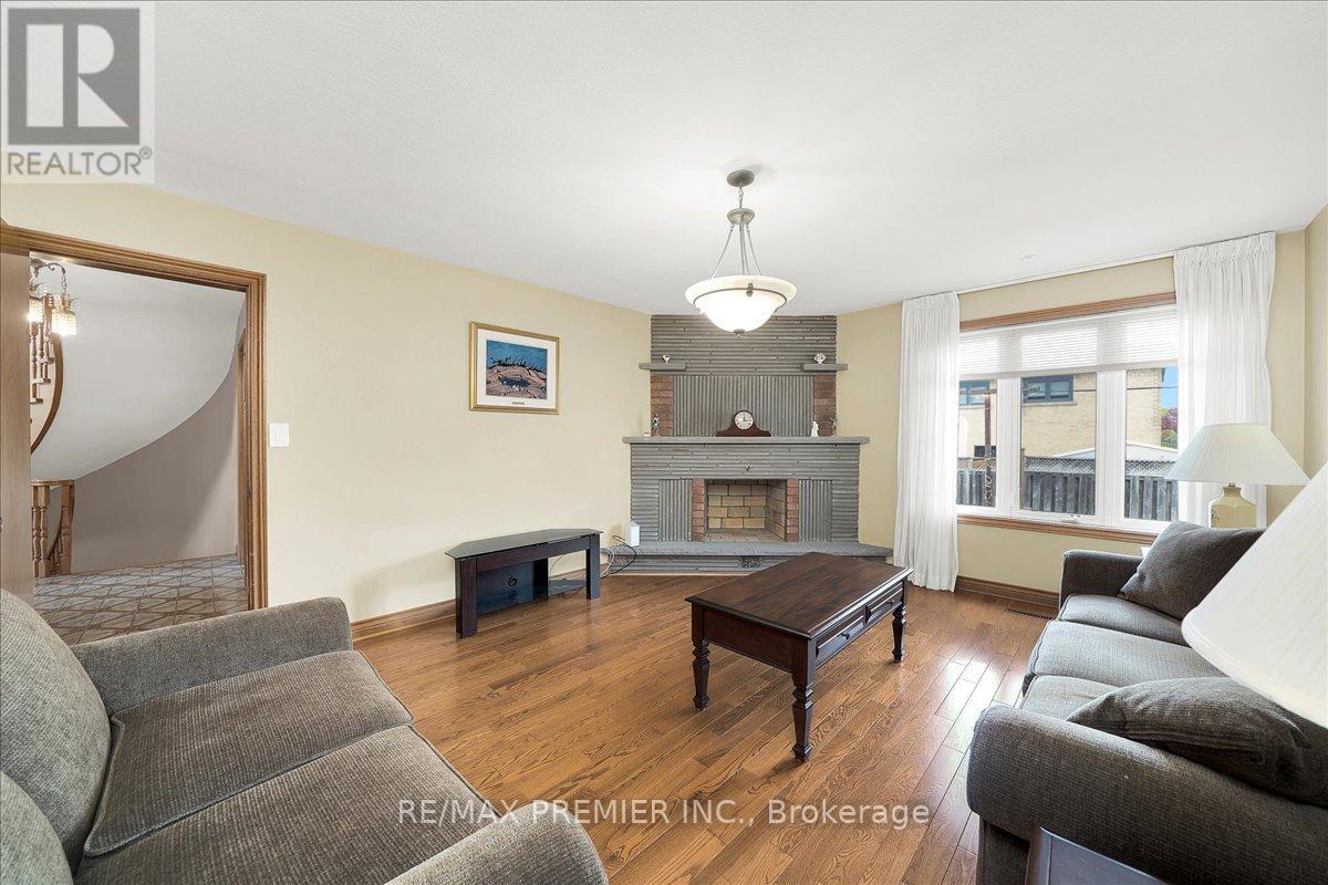 100 HALLSPORT CRESCENT - 18