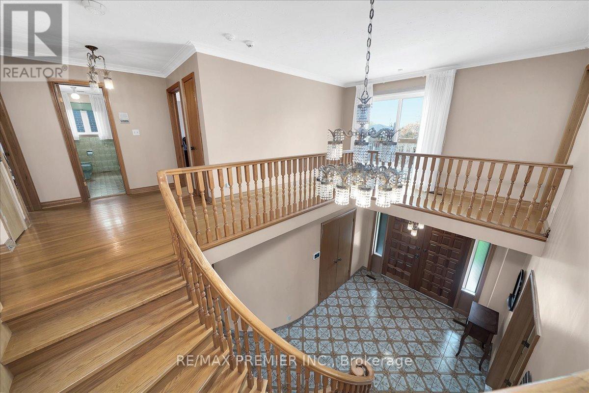 100 HALLSPORT CRESCENT - 21