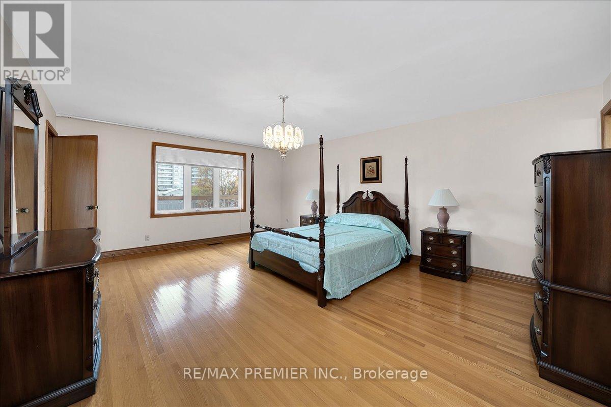 100 HALLSPORT CRESCENT - 22