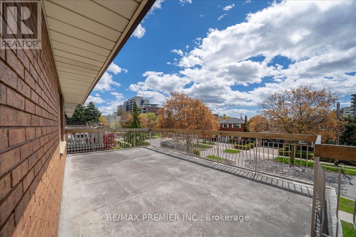100 HALLSPORT CRESCENT - 32