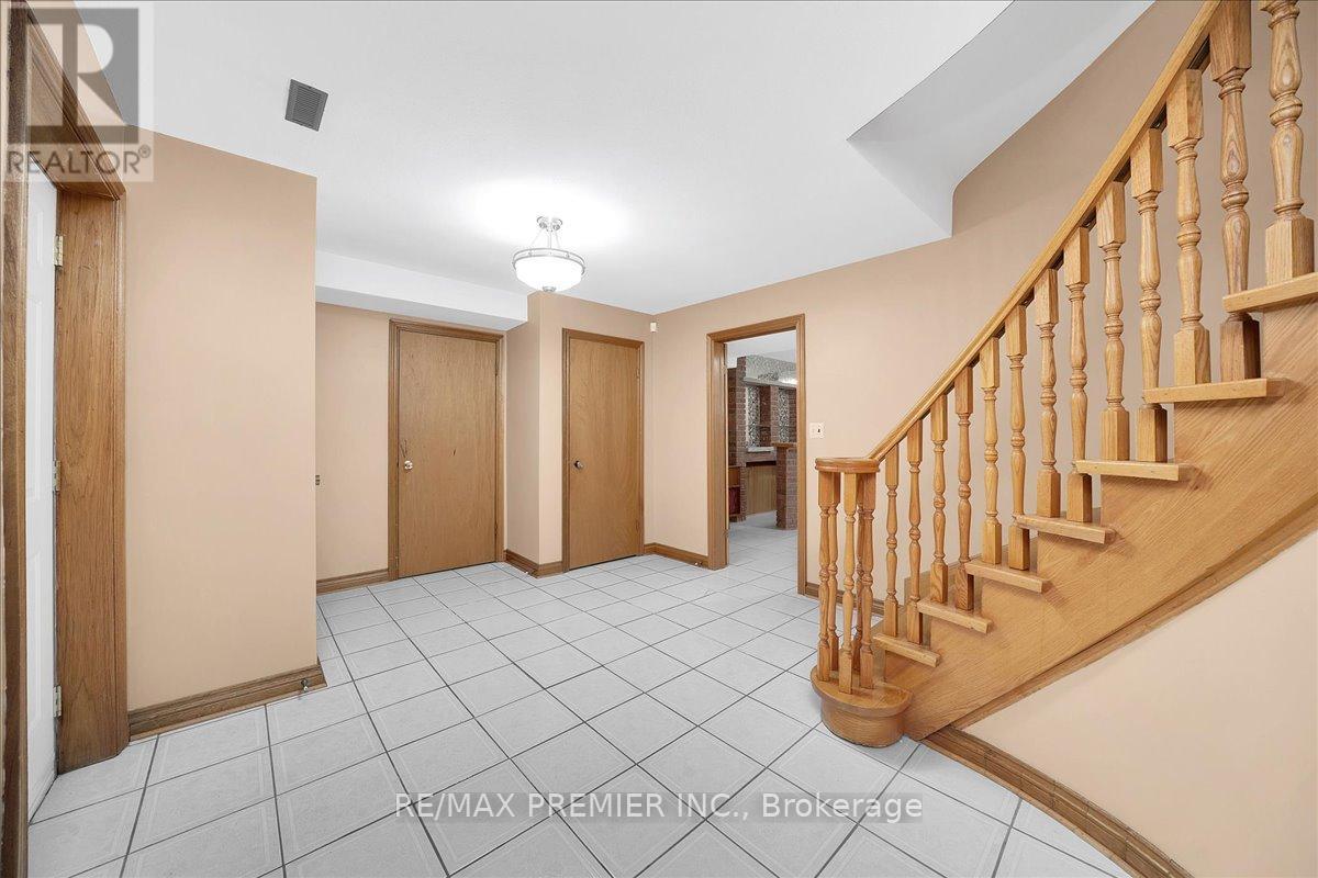 100 HALLSPORT CRESCENT - 33