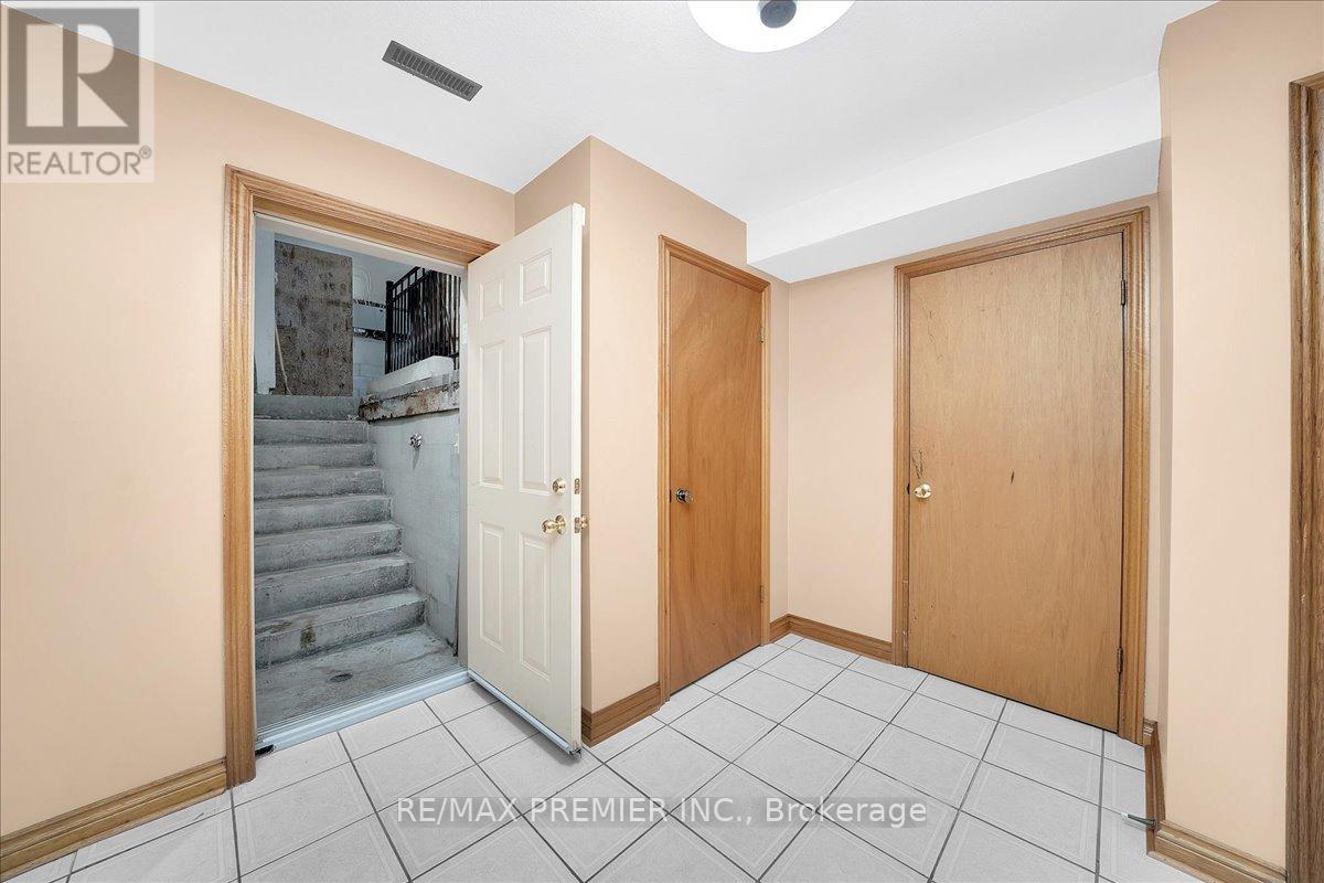 100 HALLSPORT CRESCENT - 34
