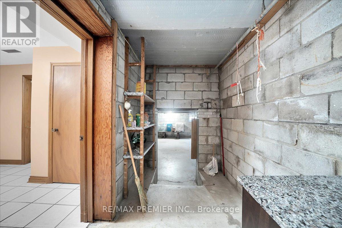 100 HALLSPORT CRESCENT - 35