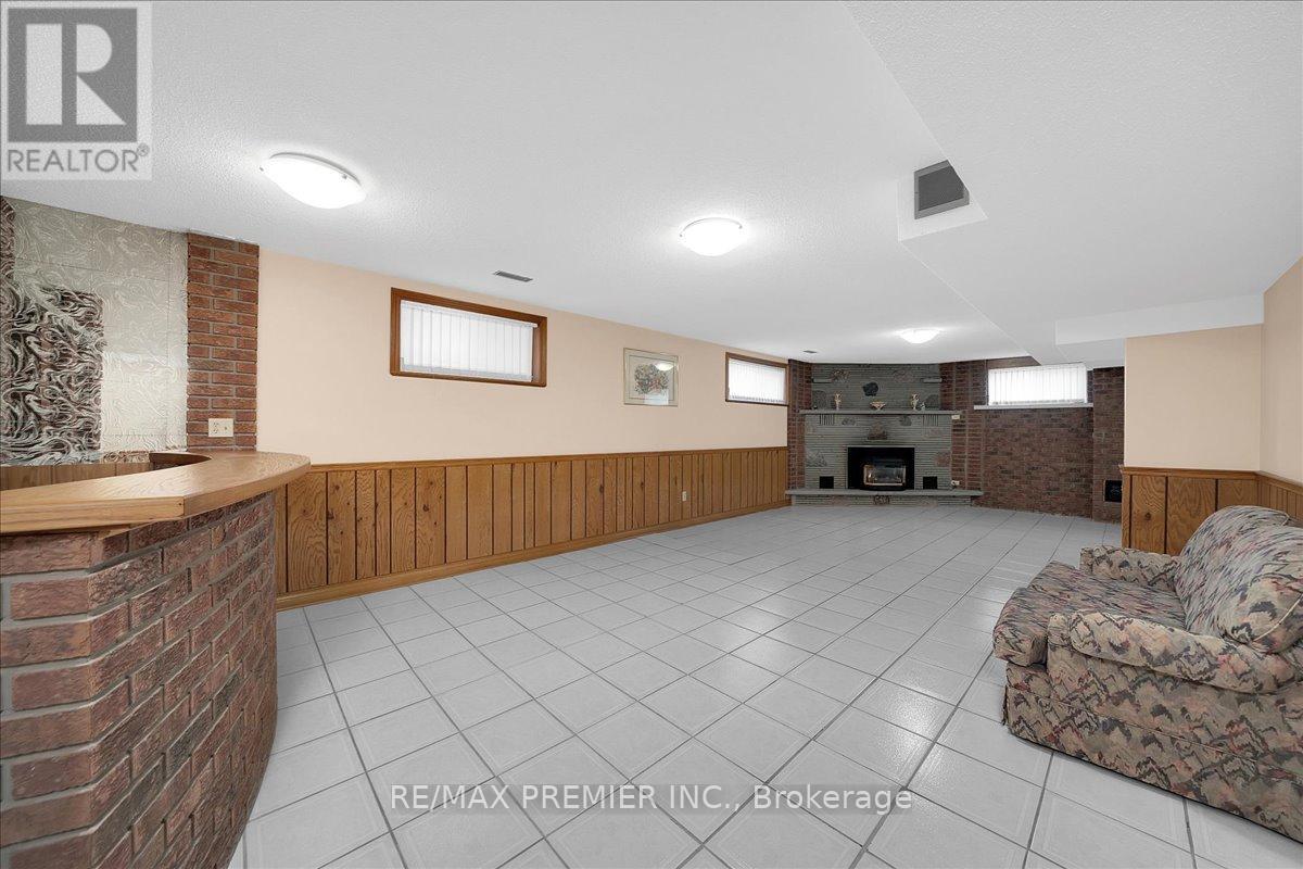 100 HALLSPORT CRESCENT - 38