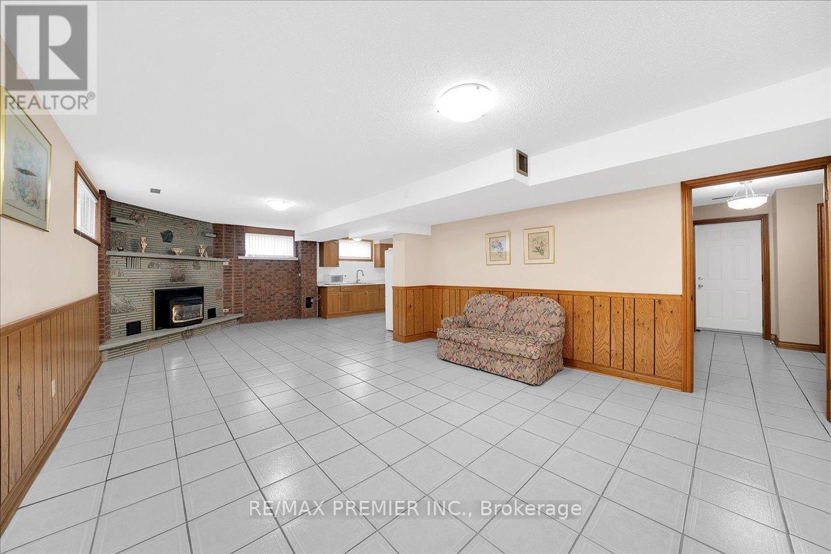 100 HALLSPORT CRESCENT - 40