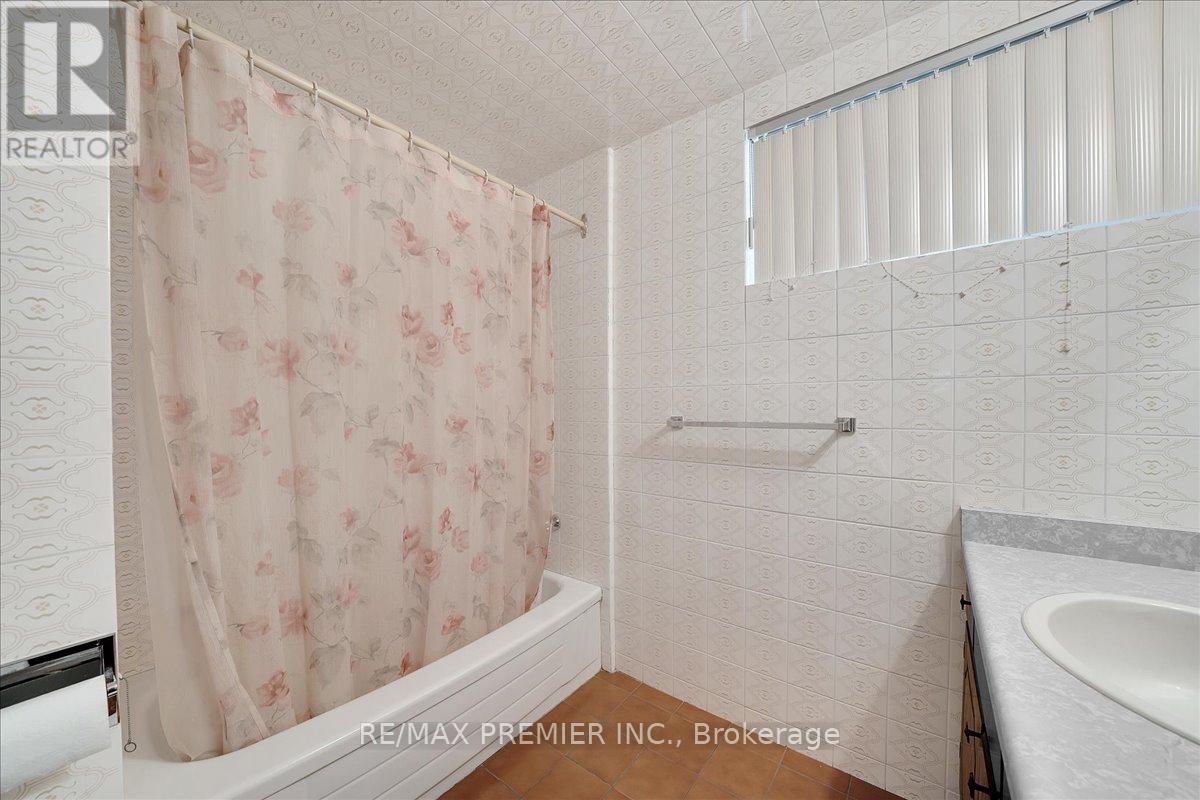 100 HALLSPORT CRESCENT - 44