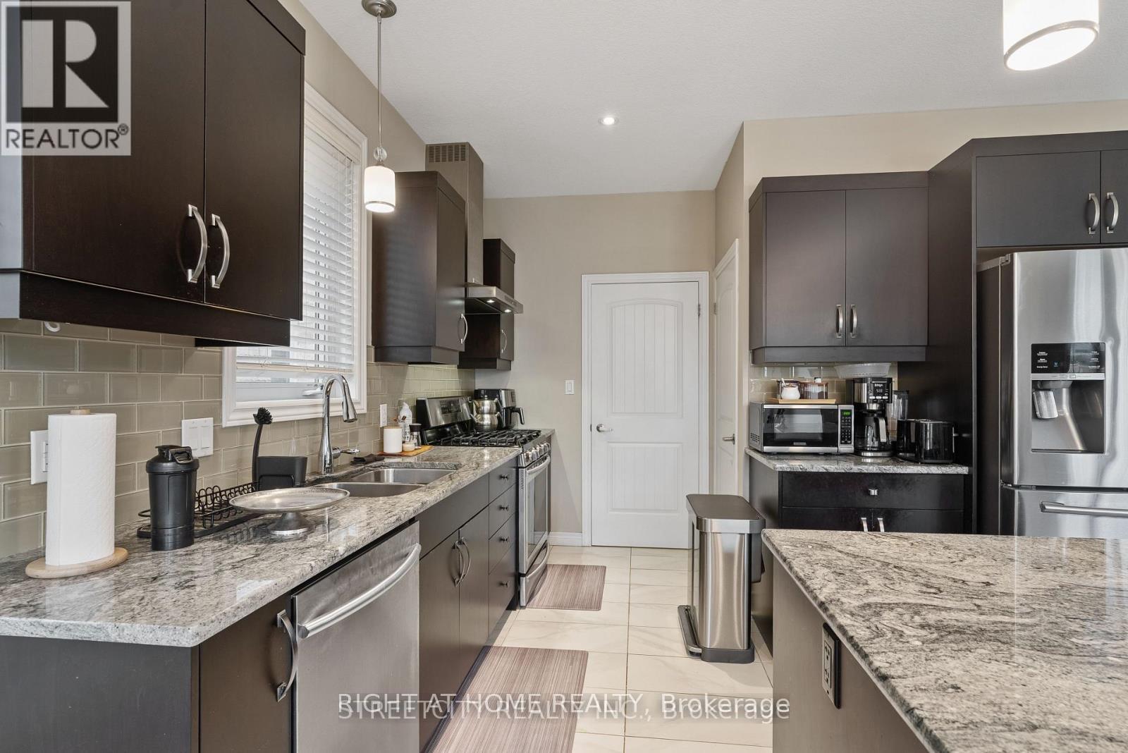 402 TANSBURY STREET N - 13
