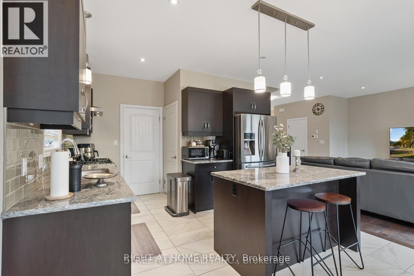 402 TANSBURY STREET N - 14