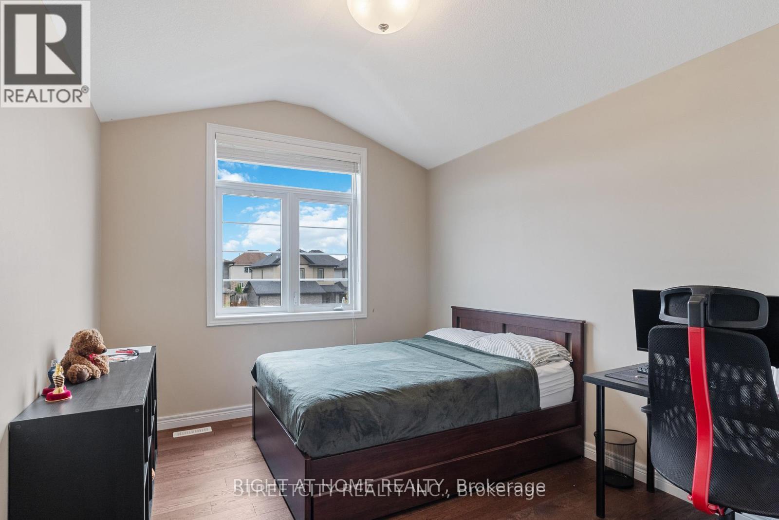 402 TANSBURY STREET N - 29