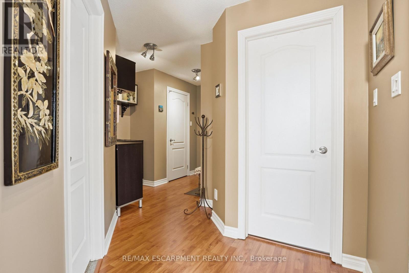 #802 135 JAMES STREET S - 21