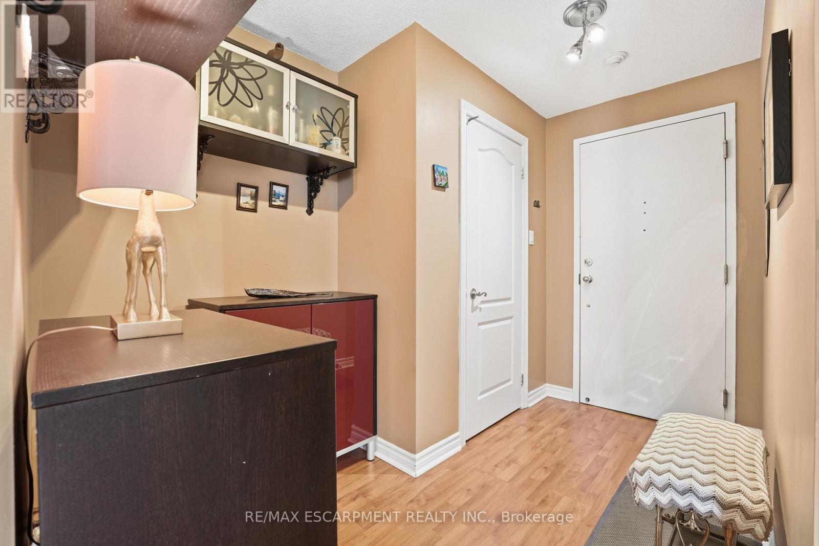 #802 135 JAMES STREET S - 22