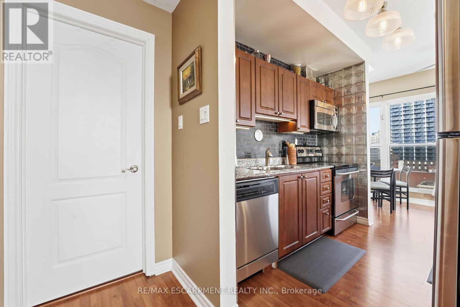 #802 135 JAMES STREET S - 5