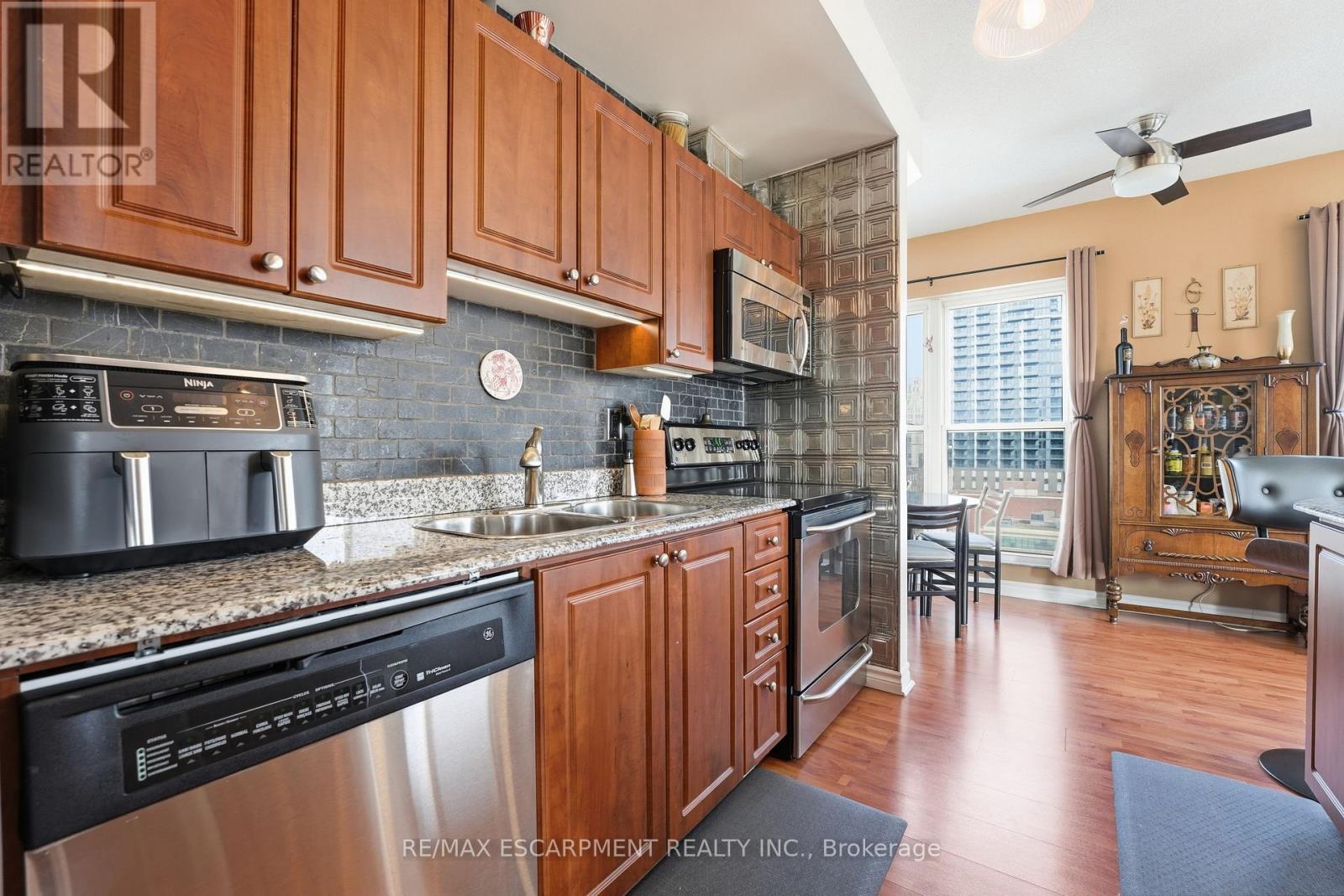 #802 135 JAMES STREET S - 6