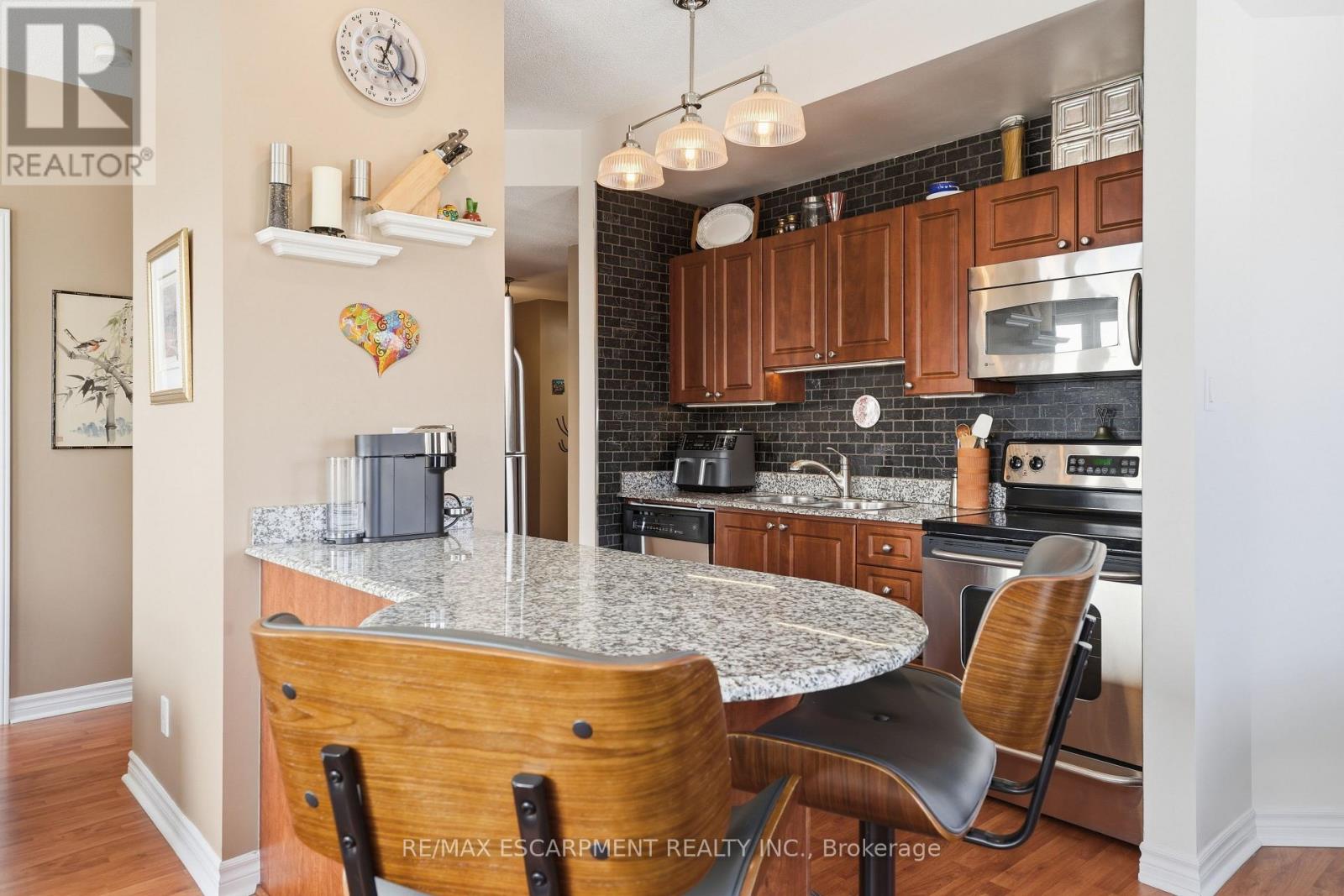 #802 135 JAMES STREET S - 7