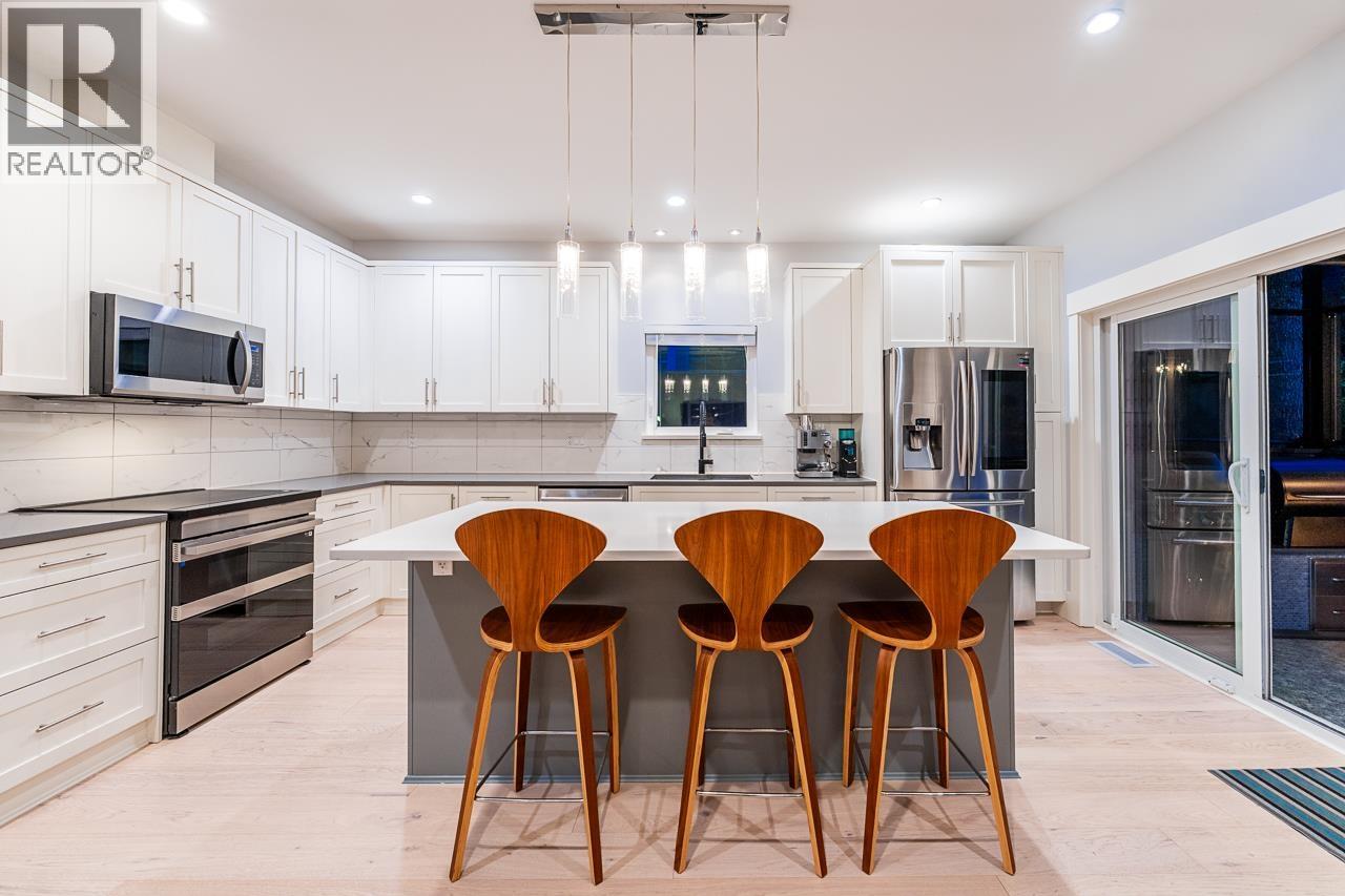 30 3295 SUNNYSIDE ROAD, Anmore