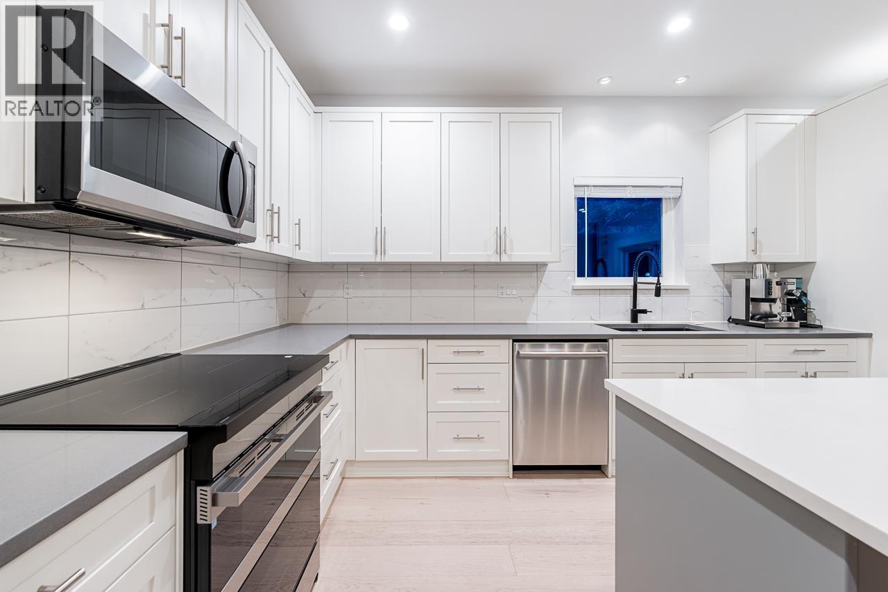 30 3295 SUNNYSIDE ROAD, Anmore