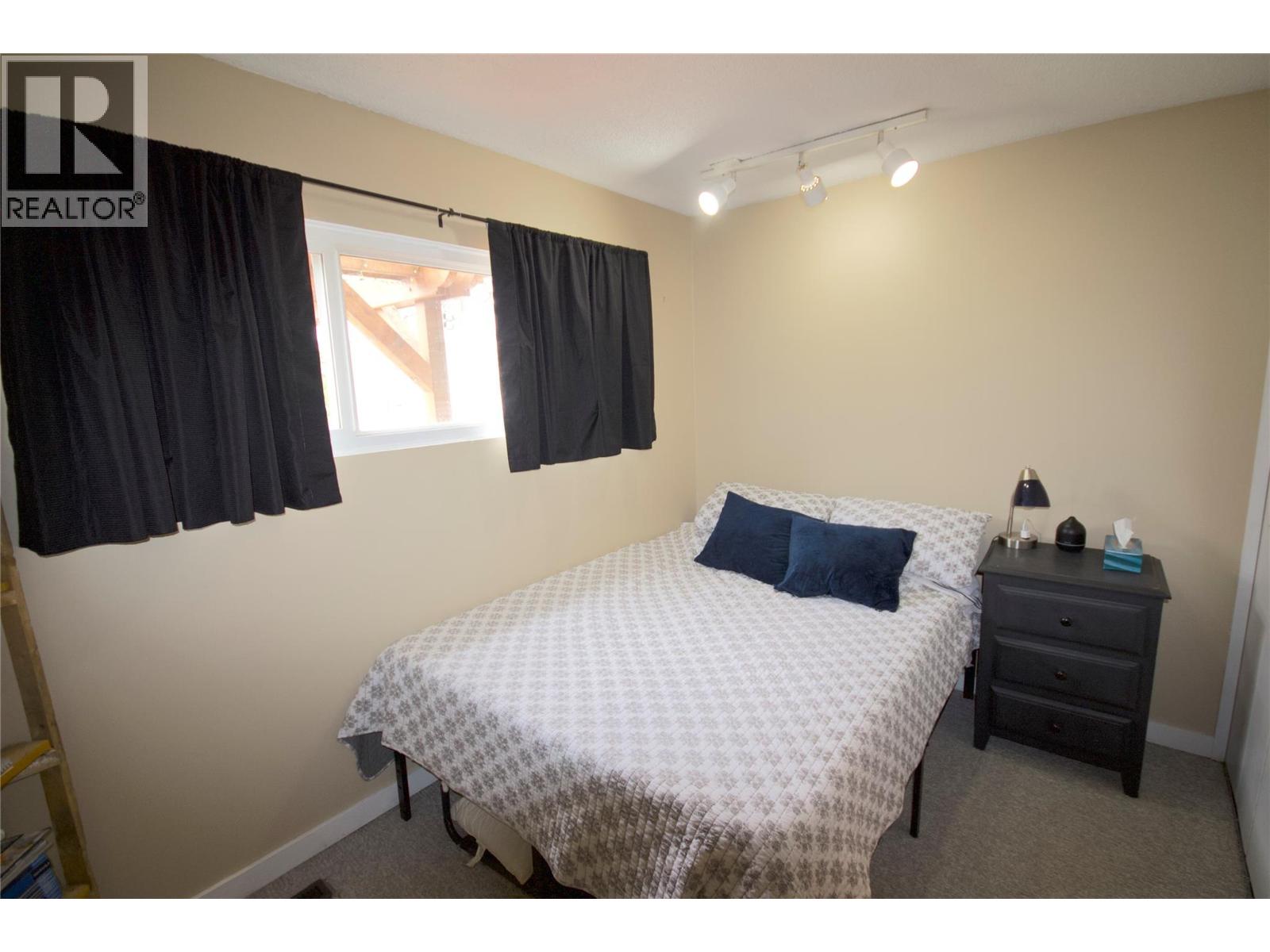 1316 92 Avenue - 10