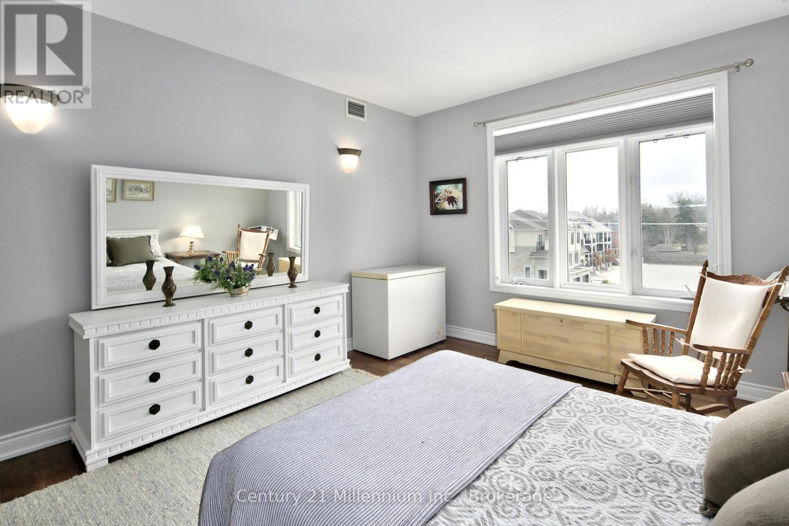 #407 10 BAY STREET E - 20