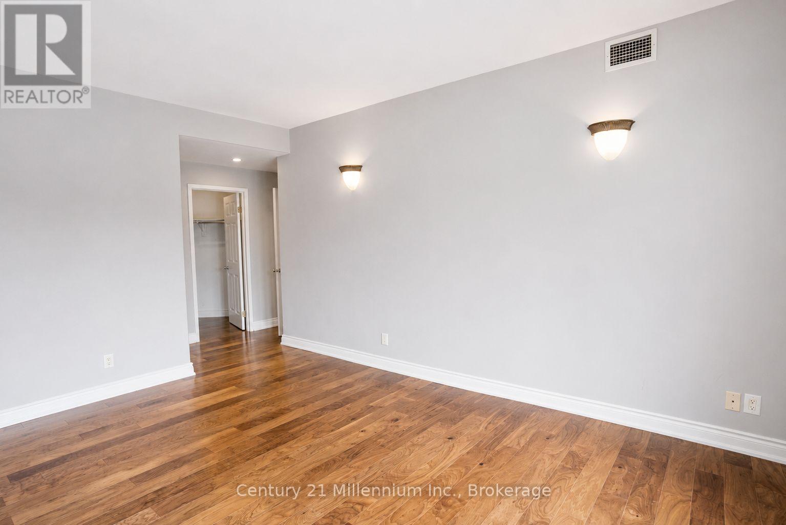 #407 10 BAY STREET E - 18