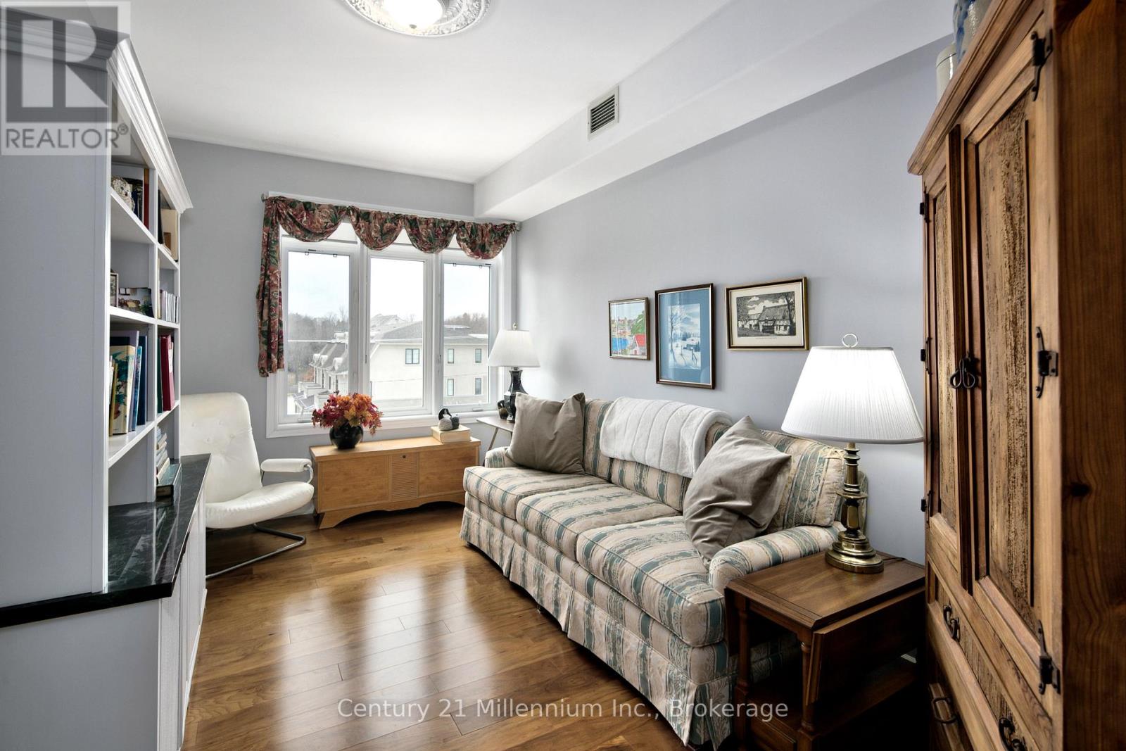 #407 10 BAY STREET E - 16