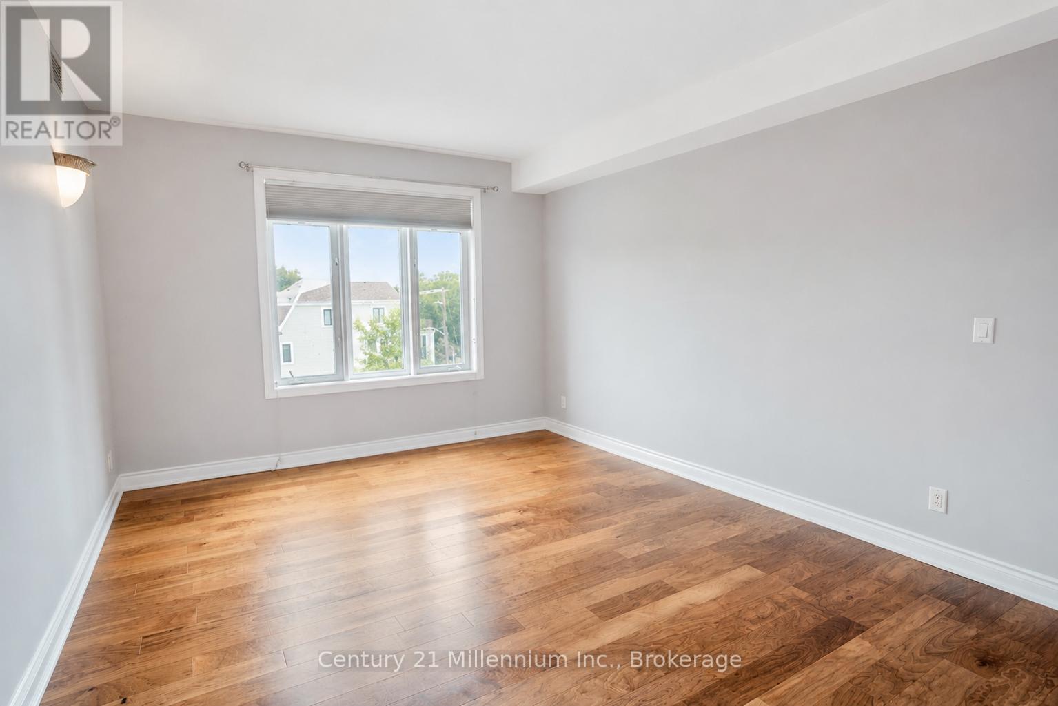 #407 10 BAY STREET E - 17