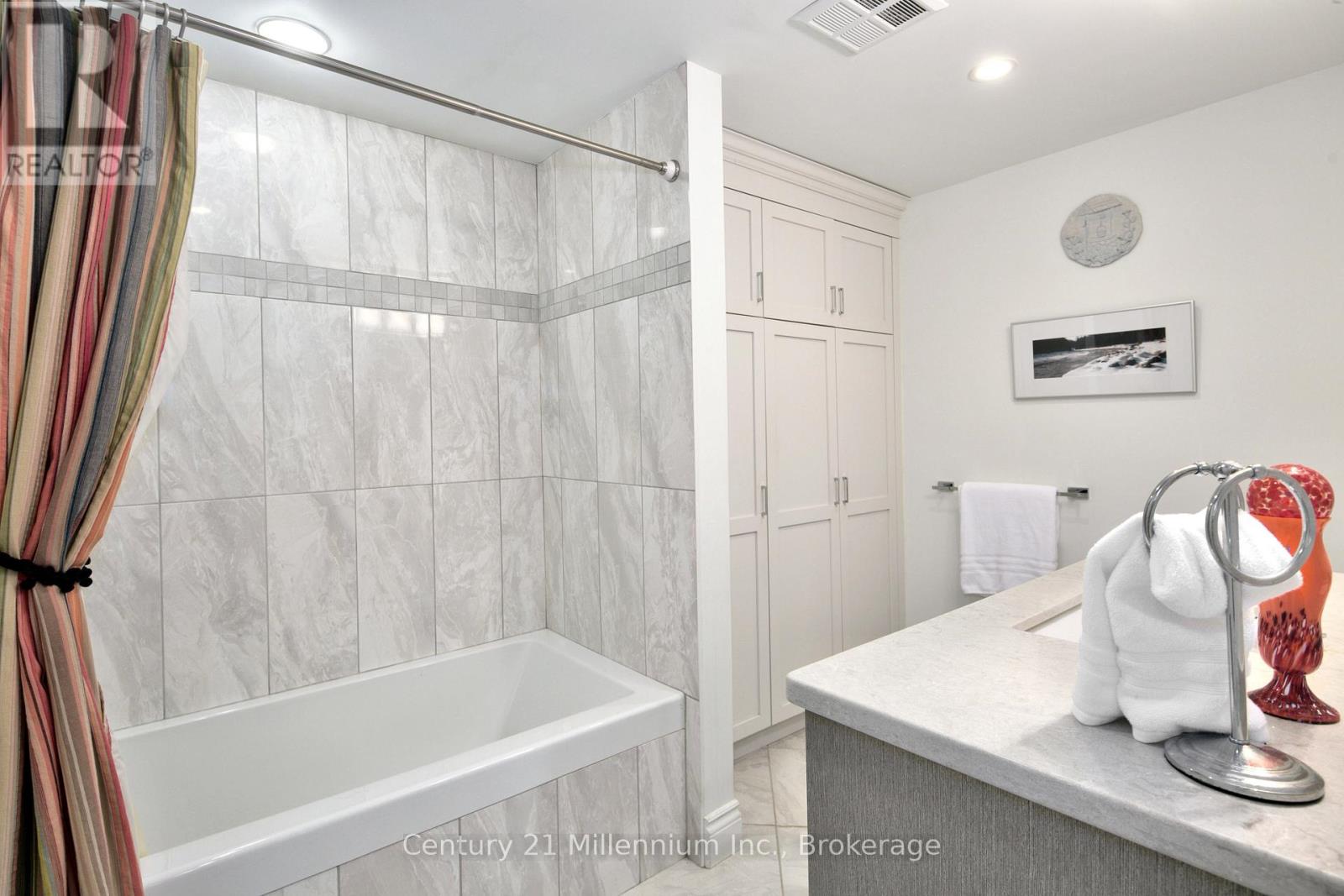#407 10 BAY STREET E - 21