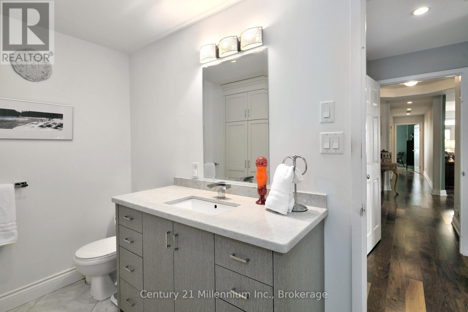 #407 10 BAY STREET E - 22