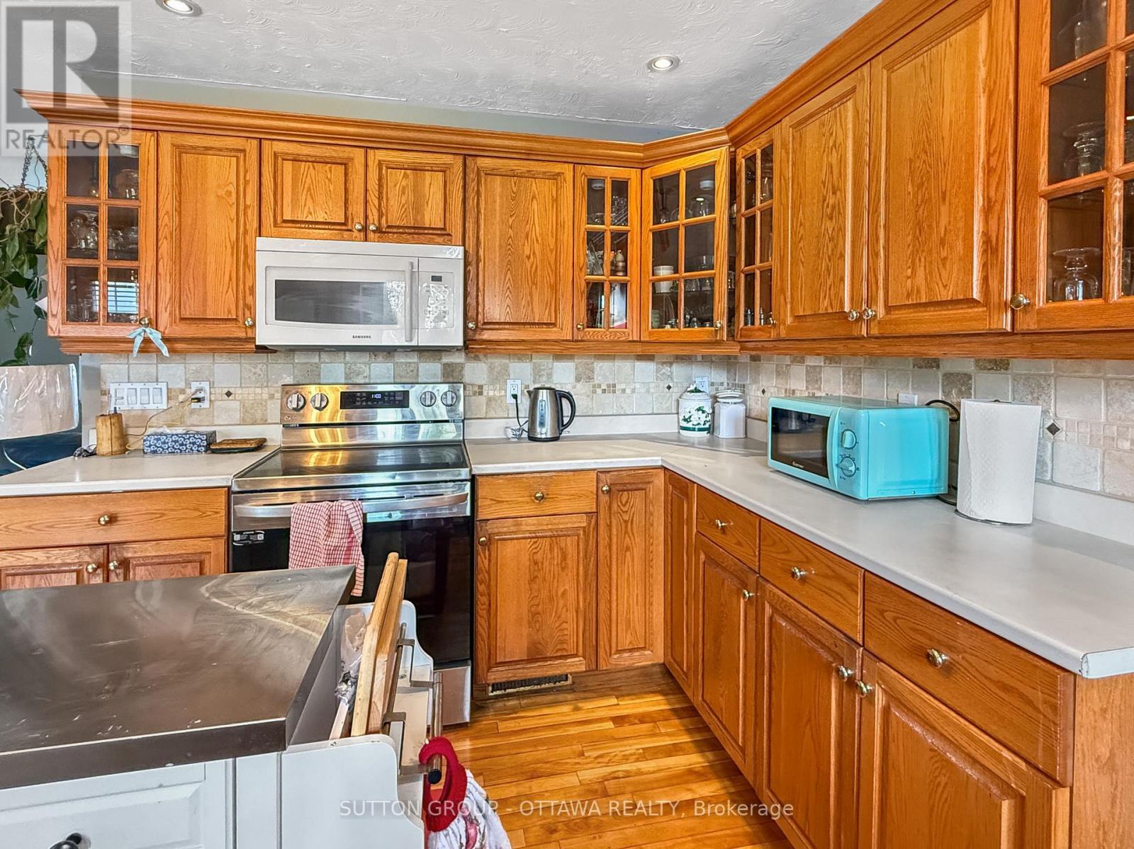 412 LEITCH DRIVE - 12