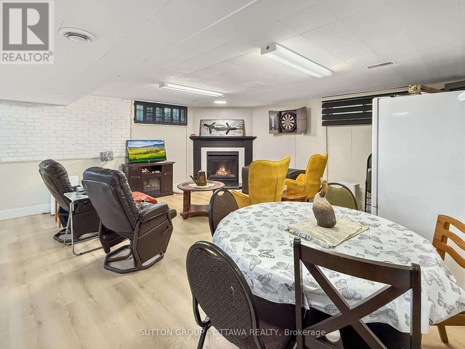 412 LEITCH DRIVE - 28