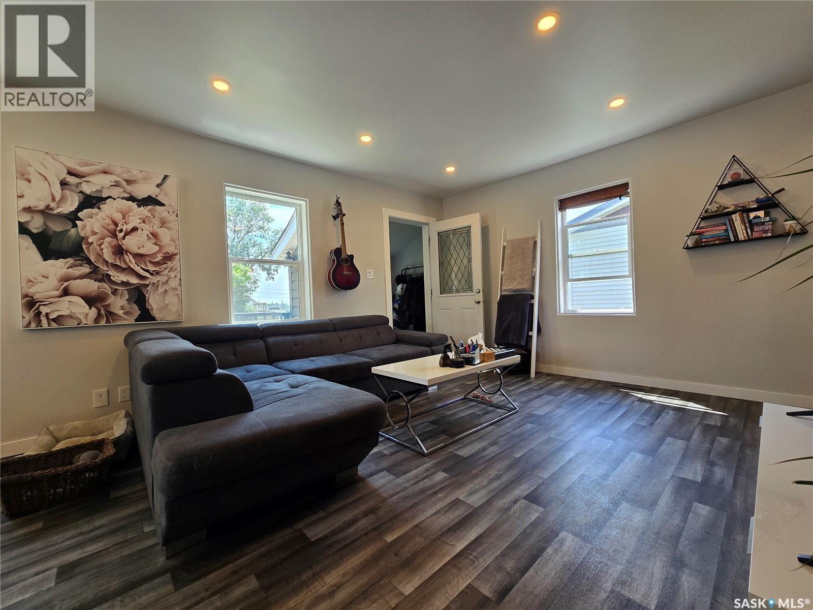 107 9TH AVENUE S - 10