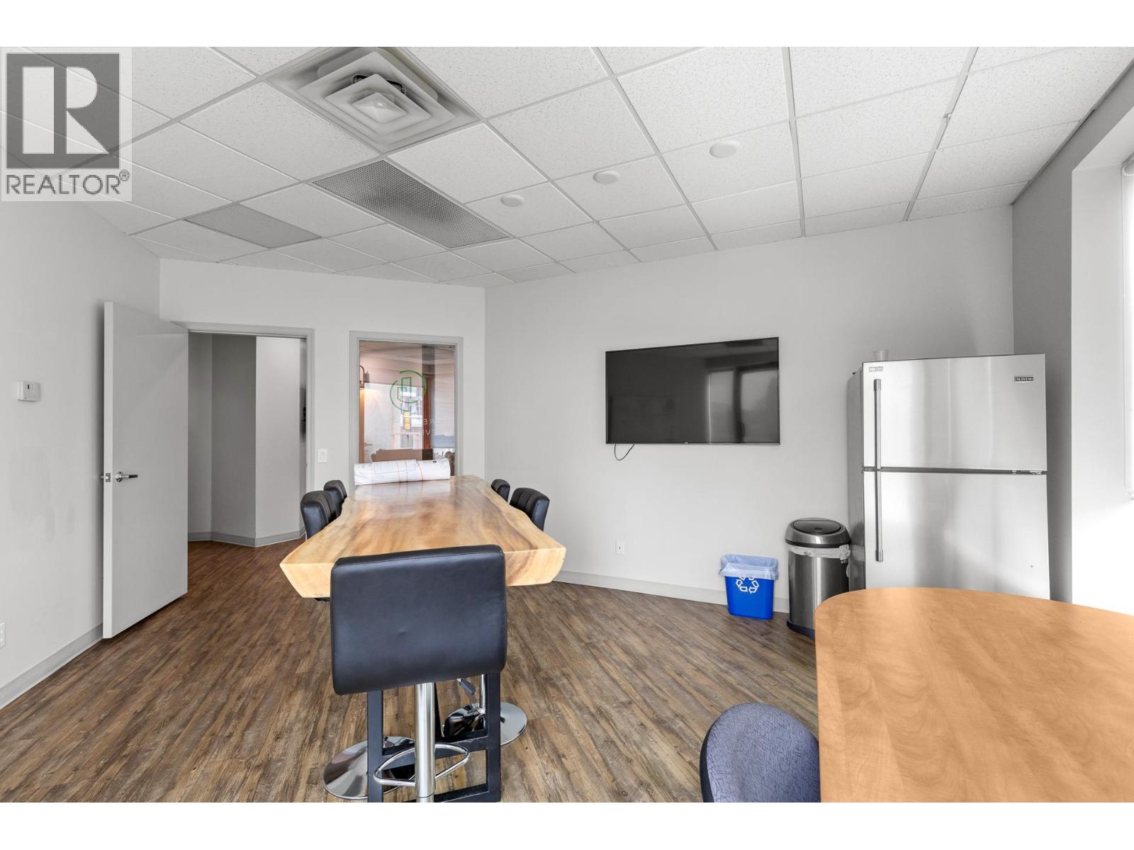 202 3275 Lakeshore Road, Kelowna