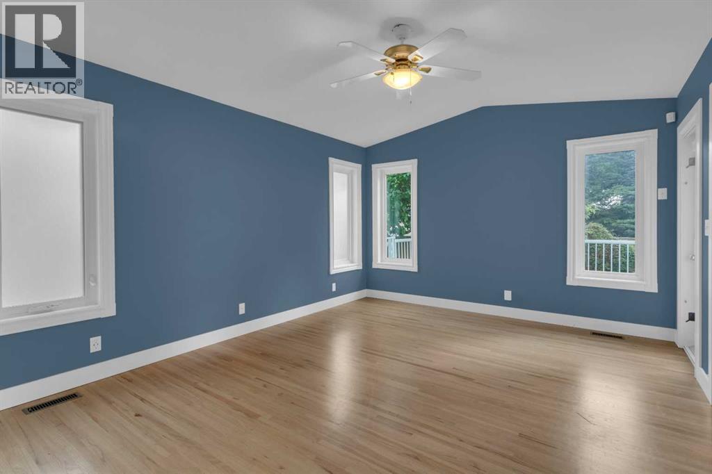 Vaulted  14'5" x 11'11" primary bedroom
