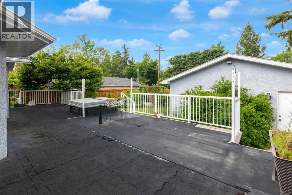 Massive deck with Hot Tub