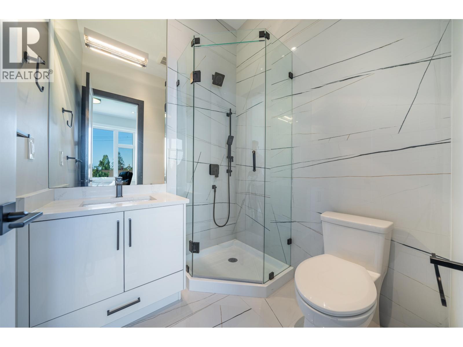 214 W 24TH STREET, North Vancouver