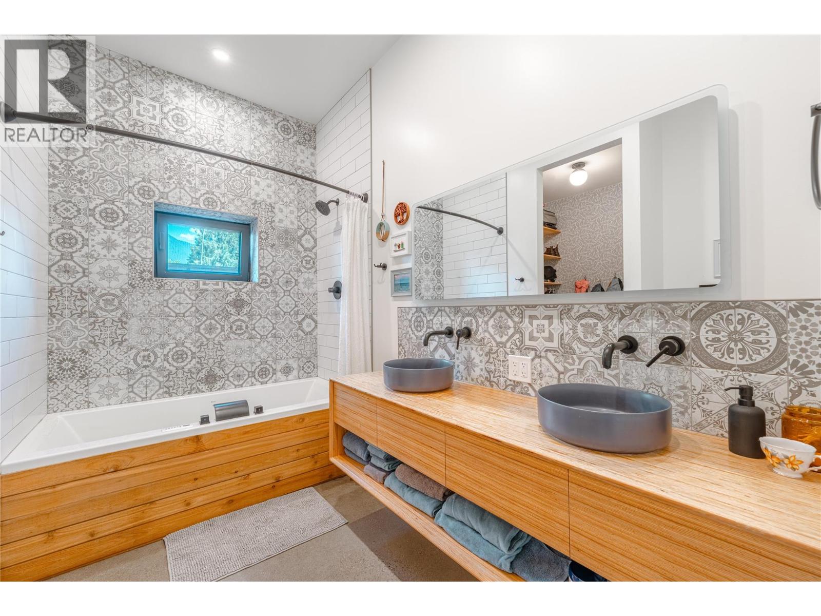 702 Center Street - 24
