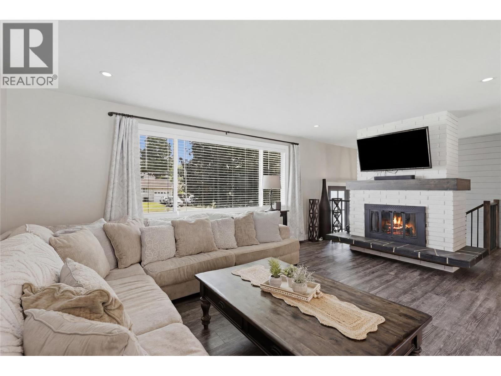 2330 ROSEWOOD Avenue - Image 9