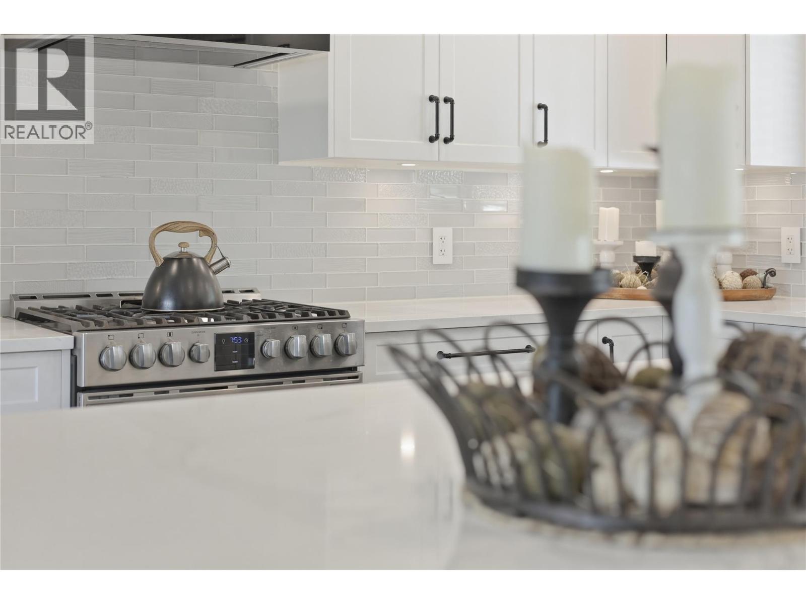 2330 ROSEWOOD Avenue - Image 15