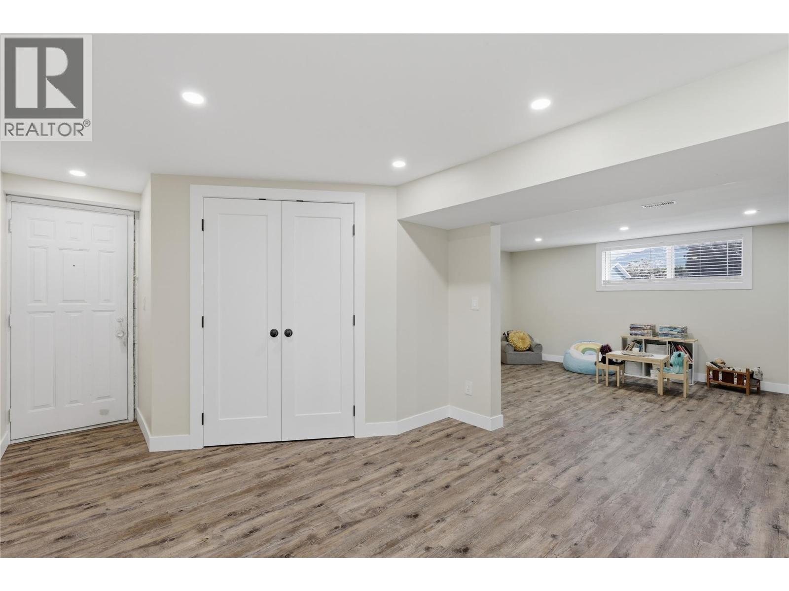 2330 ROSEWOOD Avenue - Image 45