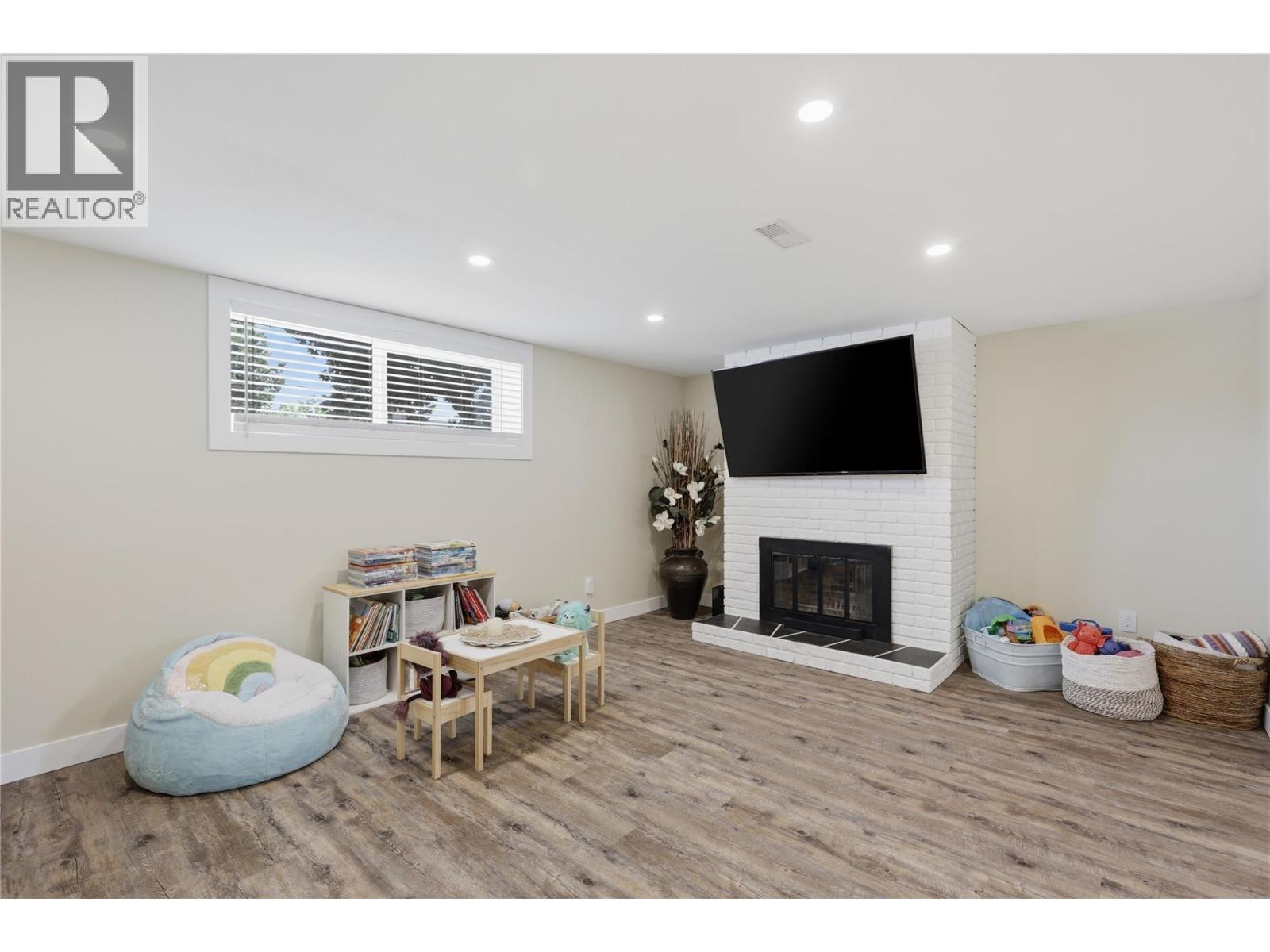 2330 ROSEWOOD Avenue - Image 46